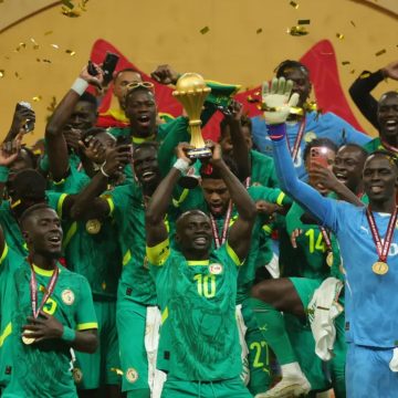 Le Sénégal champion dans la controverse, le rêve marocain s’arrête en finale